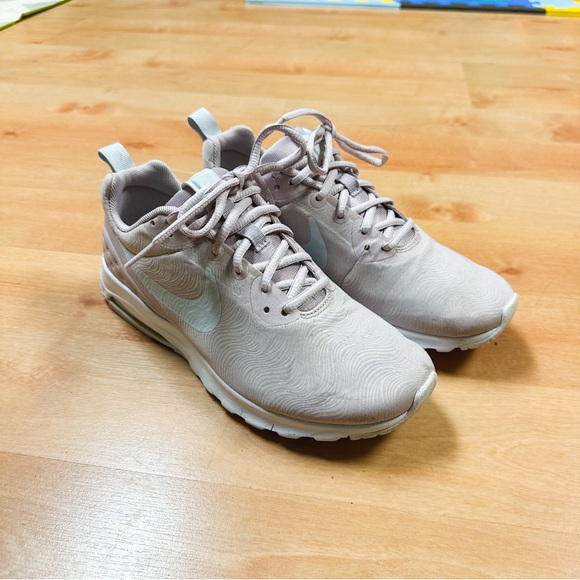 Nike Light Pink & White Air Max Motion LW SE Sneaker Women’s Size 8.5 - Picture 2 of 10